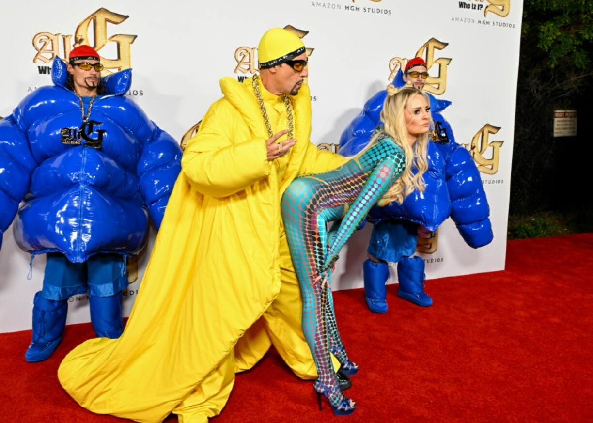 L'acteur Sacha Baron Cohen, déguisé en Ali G, et l'actrice Morgana Robinson, qui joue sa compagne dans son dernier documentaire satirique, "Ali G: Who Iz I?", lors de l'avant-première du film à Los Angeles, le 14 octobre 2026