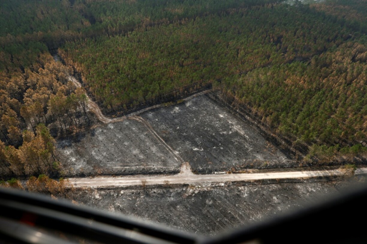 Vue aérienne depuis un hélicoptère du Service départemental d'incendie et de secours (SDIS 33) des ravages causés par un incendie à Landiras, le 23 juillet 2022
