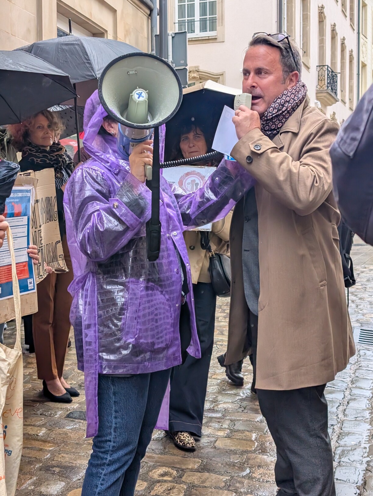 Foreign Minister Bettel encourages the crowd