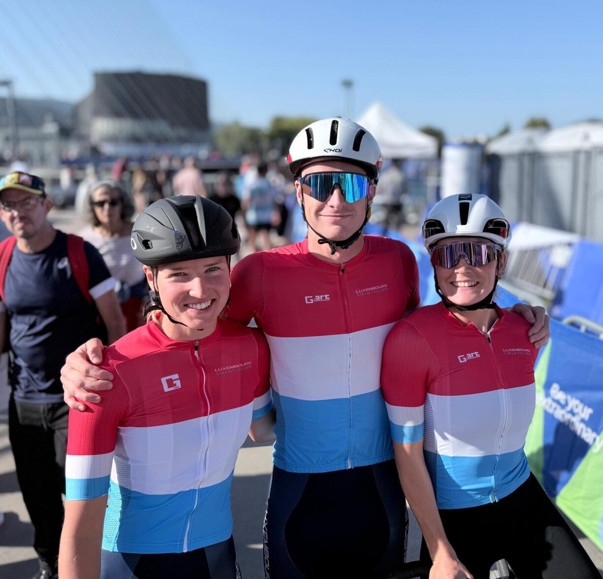 D'Eva Daniëls an d'Jeanne Lehair mam Nationaltrainer Cyrille Eple bei der Triathlon-WM am spuenesche Pontevedra.