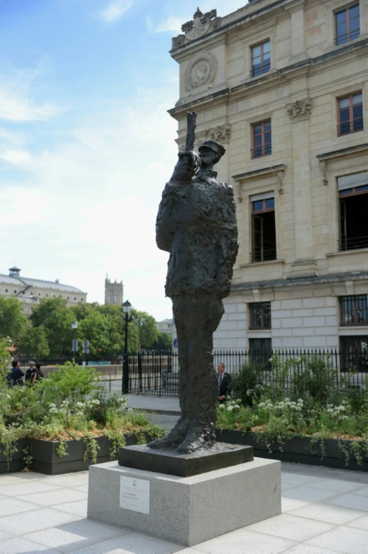 Statue en bronze de 3,5m réalisée en 1985 par l’artiste français Louis Mitelberg, dit Tim, représentant le capitaine Alfred Dreyfus, avant son installation définitive dans le cadre d’une cérémonie d’hommage sur l’Île de la Cité, devant la Cour de cassation, le 12 juillet 2026 à Paris
