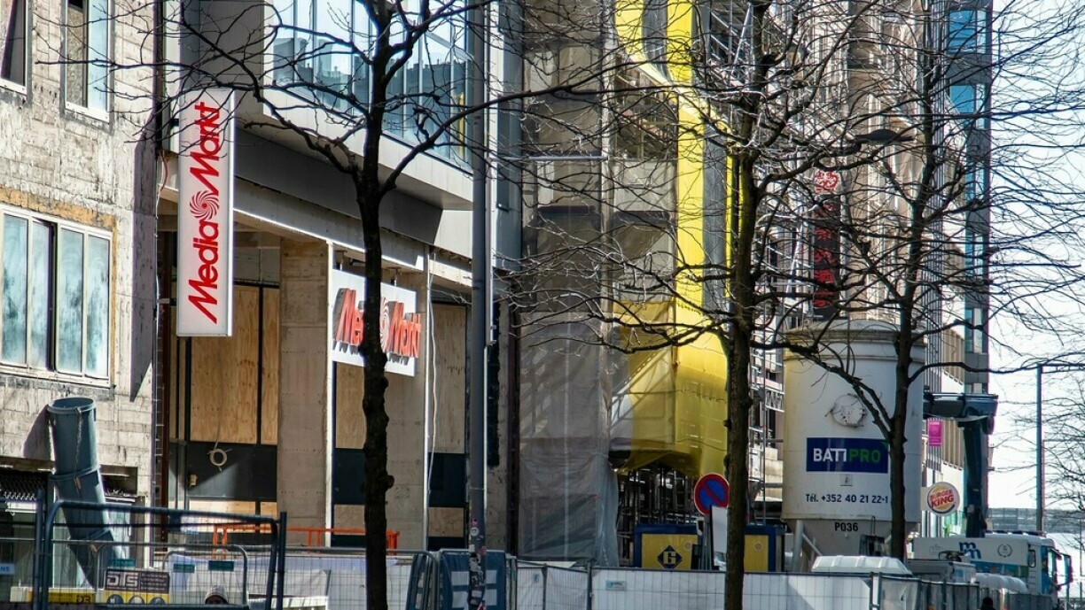 A security guard at a Gare electronics store on Tuesday was stabbed by a shoplifter.