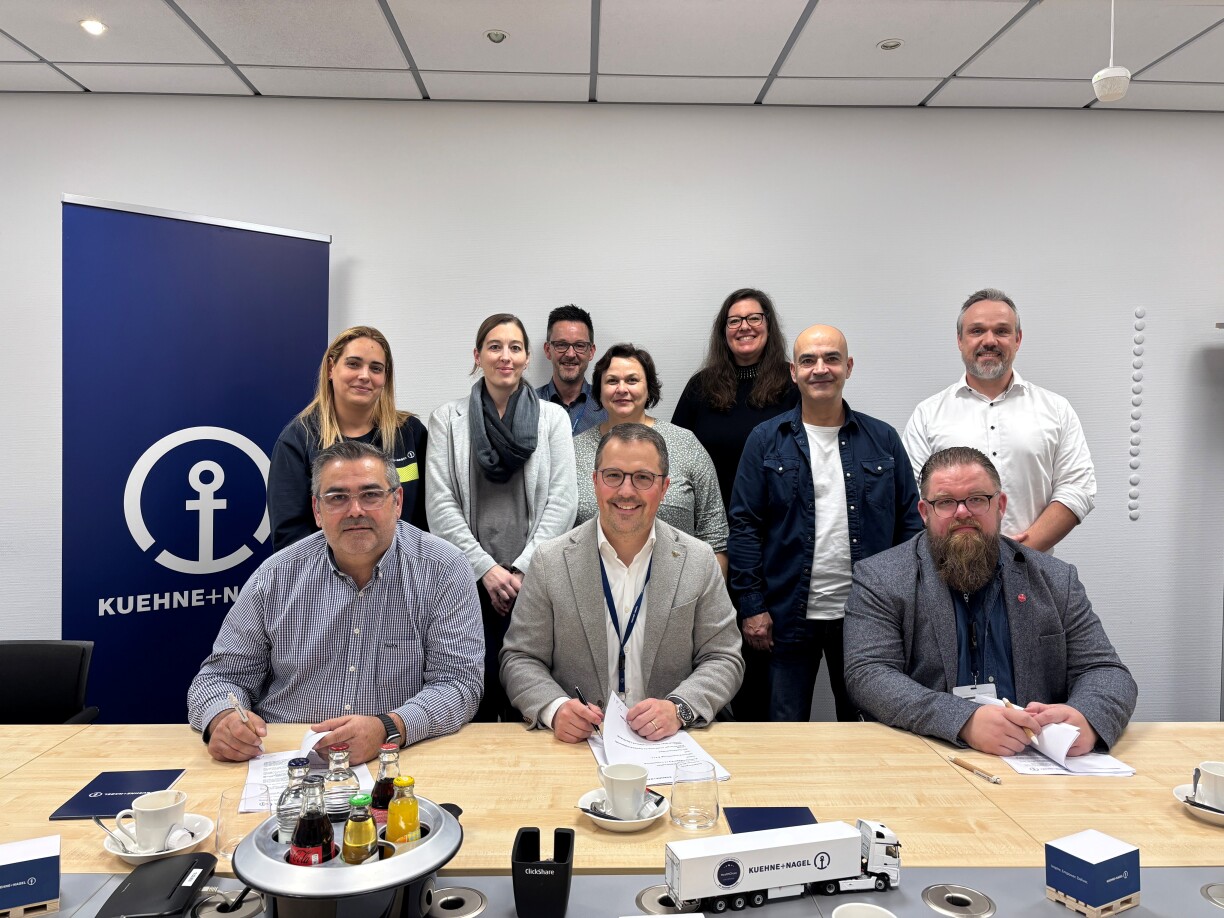 Vertrieder vu Kuehne+Nagel a vun de Gewerkschafte beim Ënnerschreiwe vum neie Kollektivvertrag.