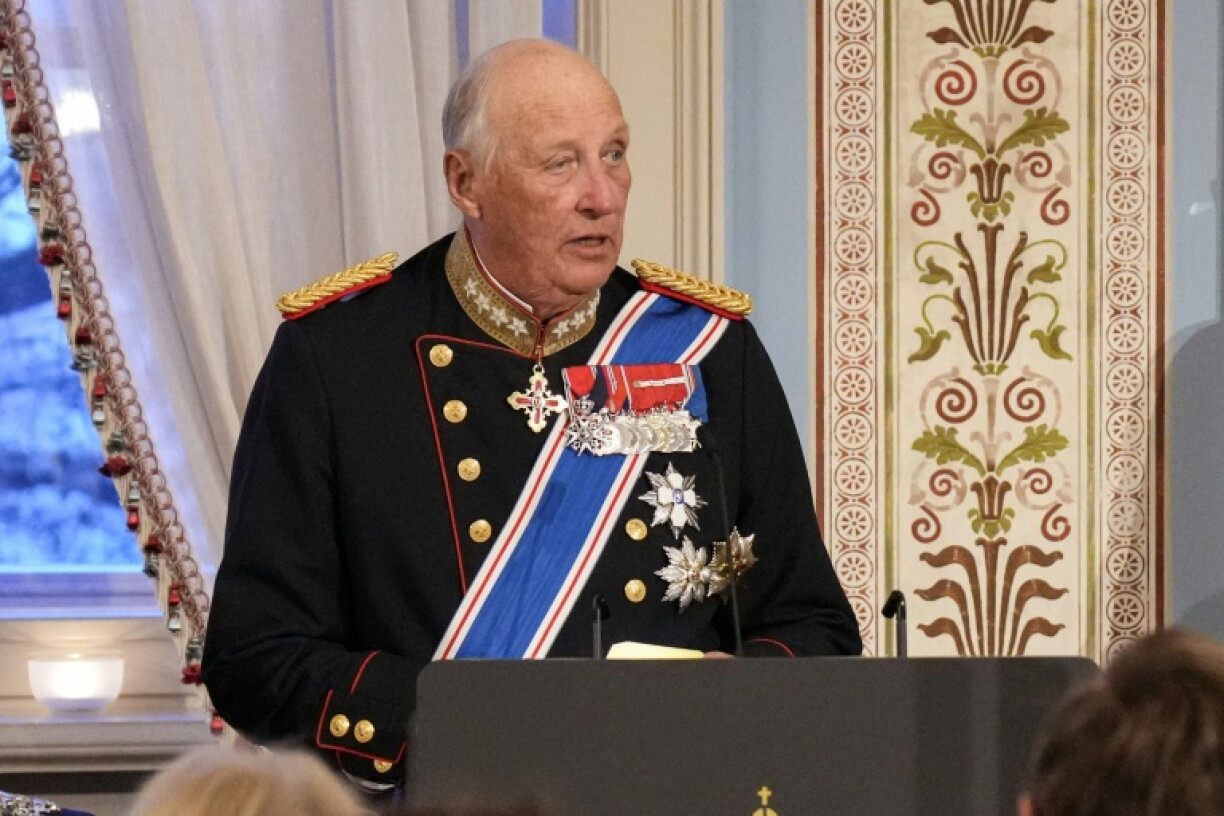 Le roi Harald de Norvège prononce un discours à un dîner de gala à Oslo le 8 avril 2025.