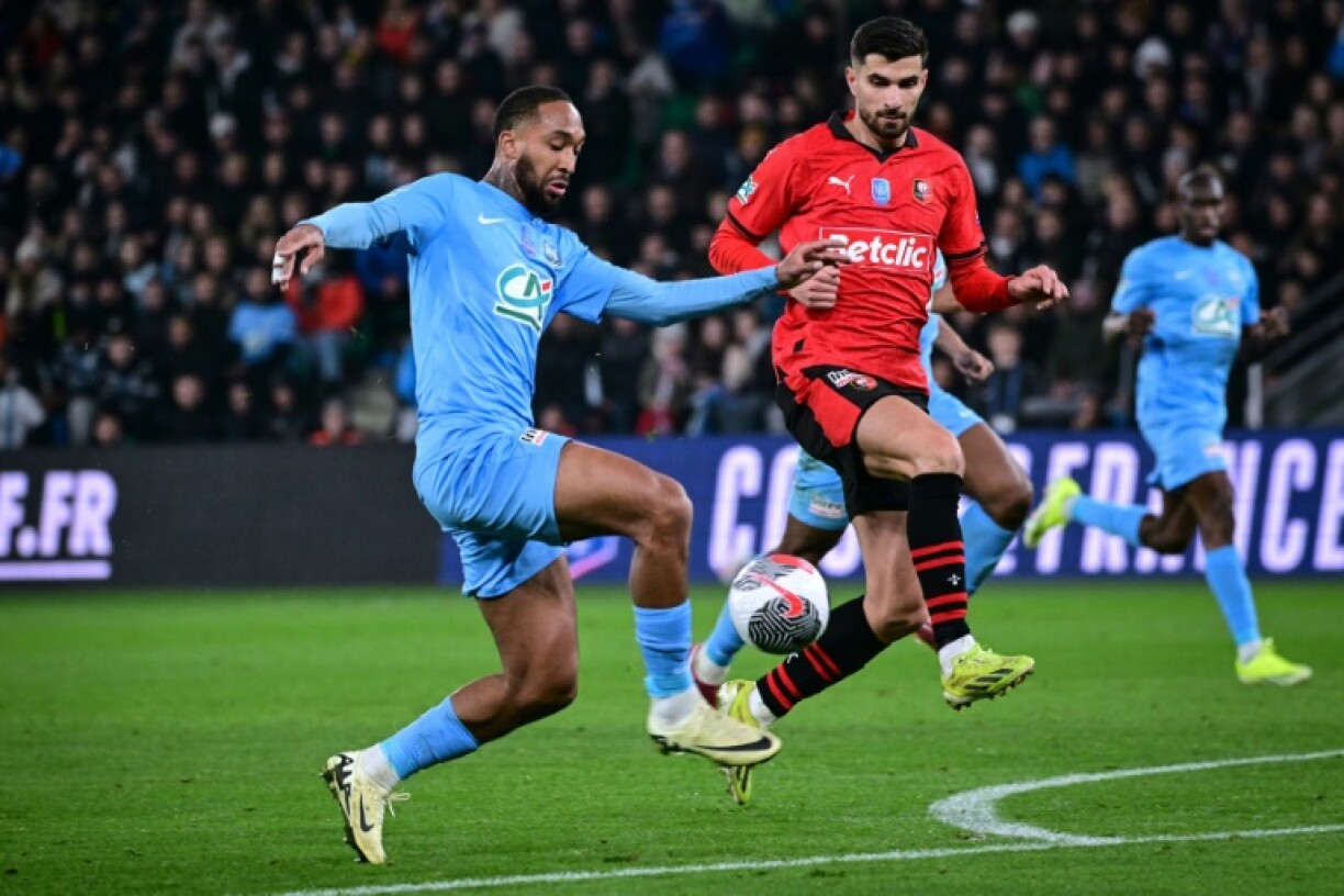 Le joueur du Puy Anthony Civet (g) face au Rennais Martin Terrier, le 29 février 2024 à Saint-Etienne