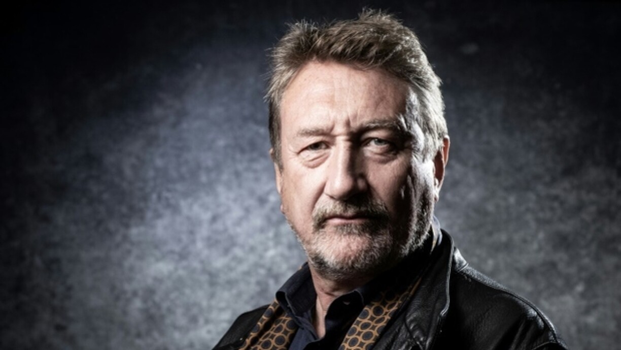 Steven Knight lors d'une session photo avec l'AFP à Cannes, le 8 avril 2019