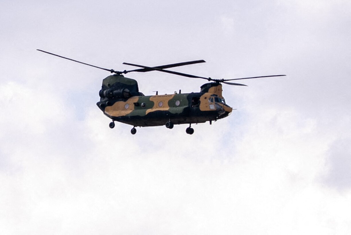 E Militär-Helikopter vum Typ Chinook
