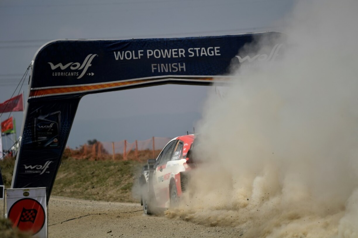 Le Français Sébastien Ogier franchit en vainqueur la ligne d'arrivée du Safari Rallye du Kenya le 27 juin 2021 à Naivasha