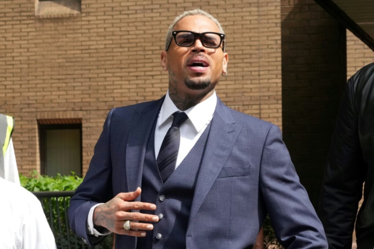 Le chanteur américain Chris Brown sort du tribunal de Southwark à Londres, le 20 juin 2025