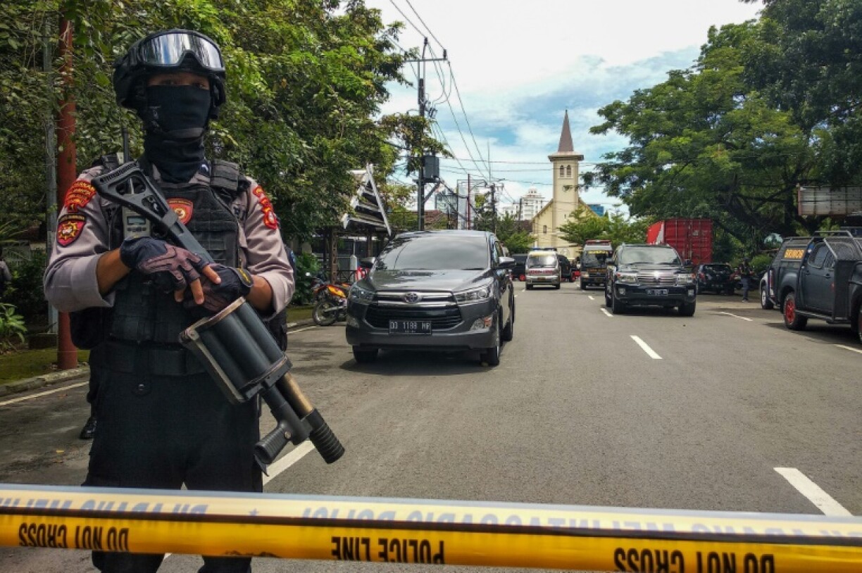 Un policier indonésien monte la garde après un attentat suicide visant une église, à Makassar, en Indonésie, le 28 mars 2021