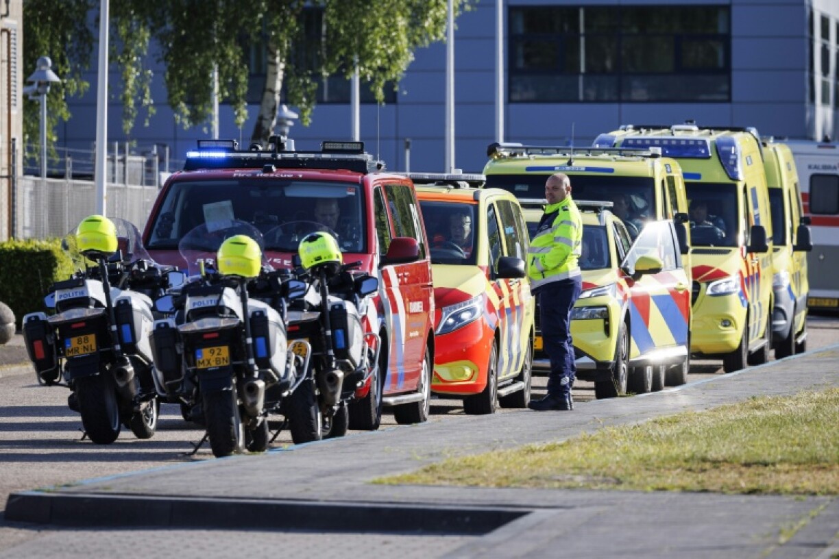 Des équipes médicales et des ambulances attendent l'arrivée d'un deuxième avion médicalisé transportant des passagers soupçonnés d'être infectés par l'hantavirus à bord du navire de croisière MV Hondius, le 7 mai 2026 à l'aéroport de Schiphol, près d'Amsterdam, aux Pays-Bas