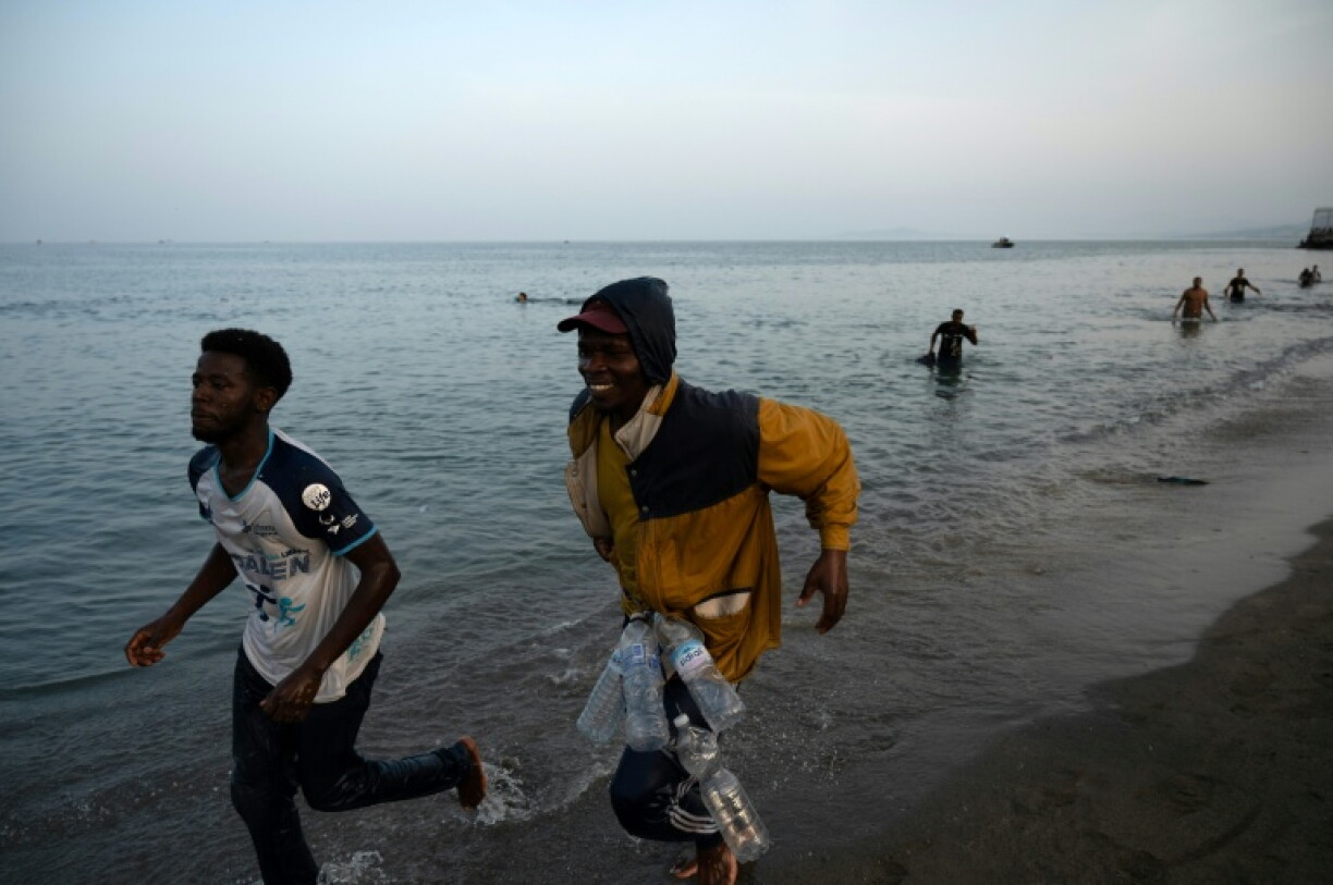 Des hommes arrivés dans l'enclave espagnole de Ceuta, en Afrique du Nord, le 31 juillet 2026