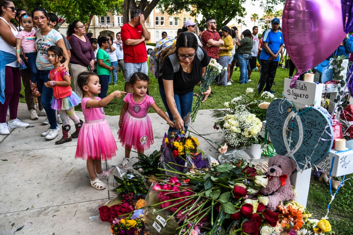 Des personnes rendant hommage aux victimes de cette tuerie abominable.