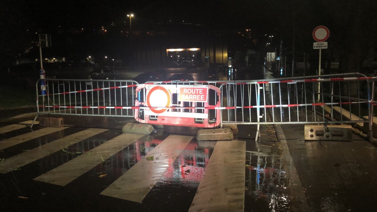 Um 20 Auer stoungen nach eng Partie Autoen um Parking.