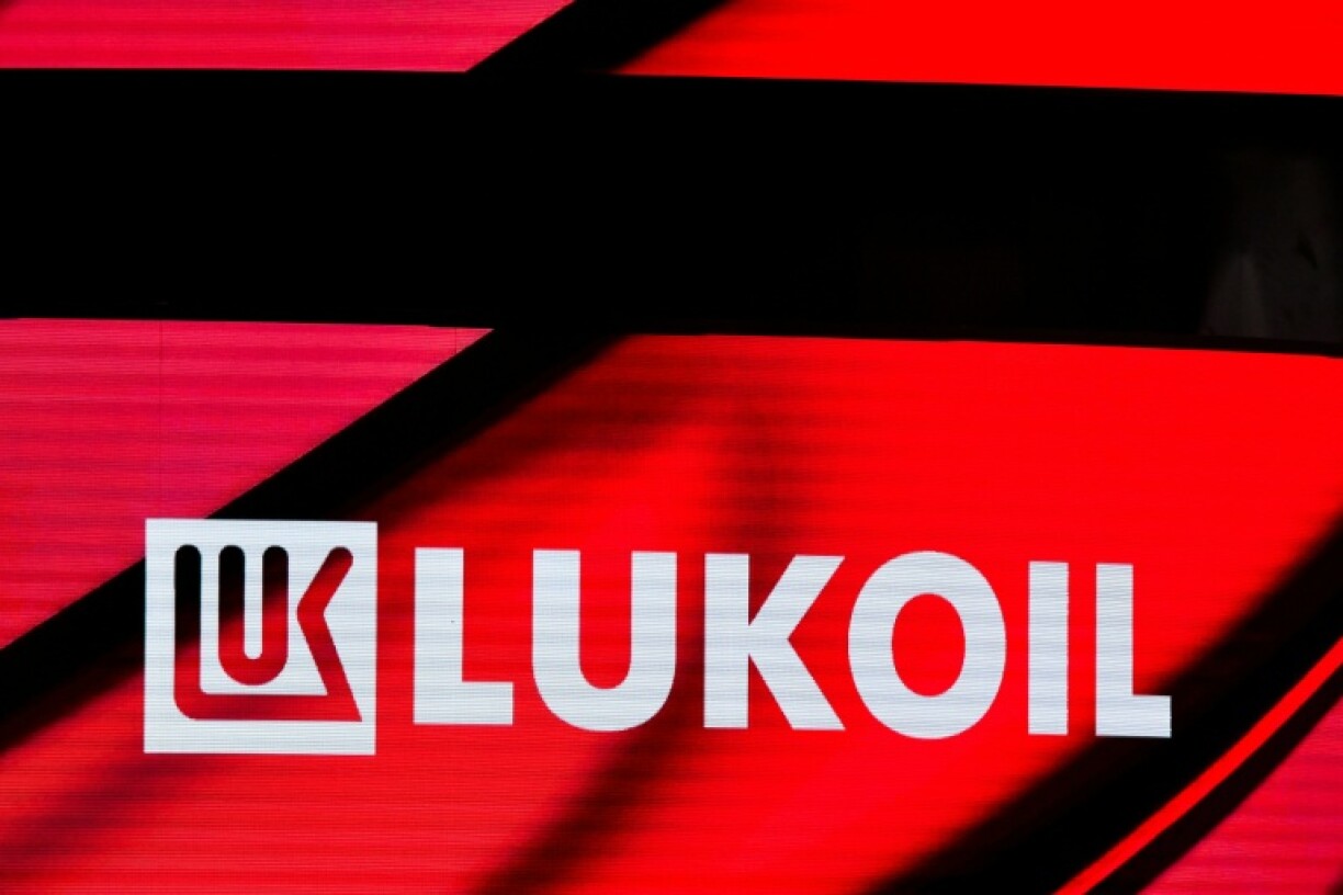 Le logo du géant pétrolier russe Lukoil à Saint-Pétersbourg, le 19 juin 2025