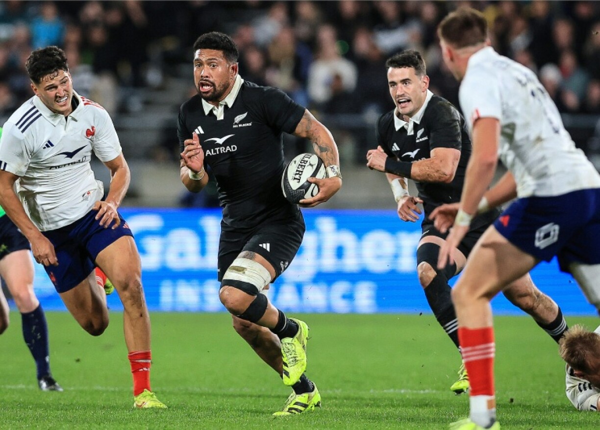 New Zealan captain Ardie Savea breaks with the ball against France in Wellington