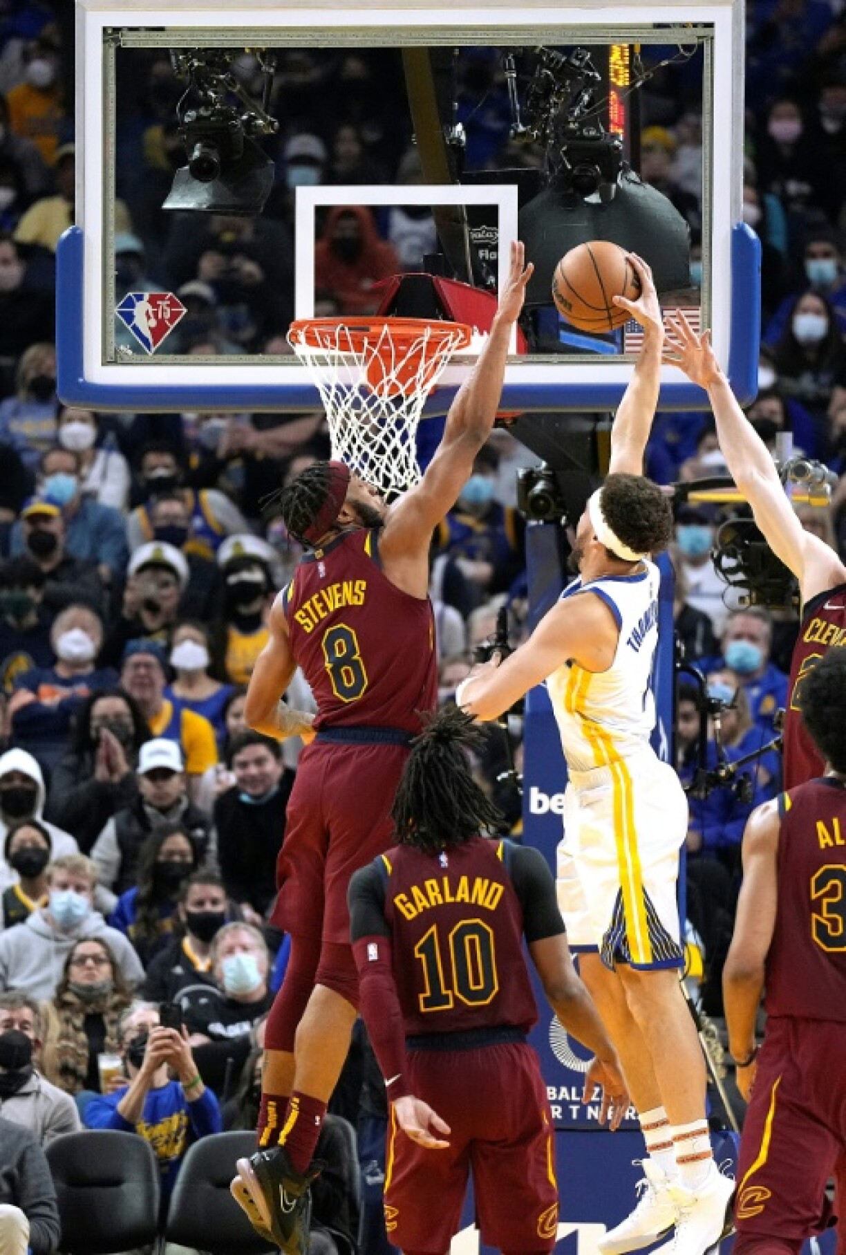 Klay Thompson dunke lors de la victoire des Golden State Warriors face aux Cleveland Cavaliers le 9 janvier 2022 à San Francisco