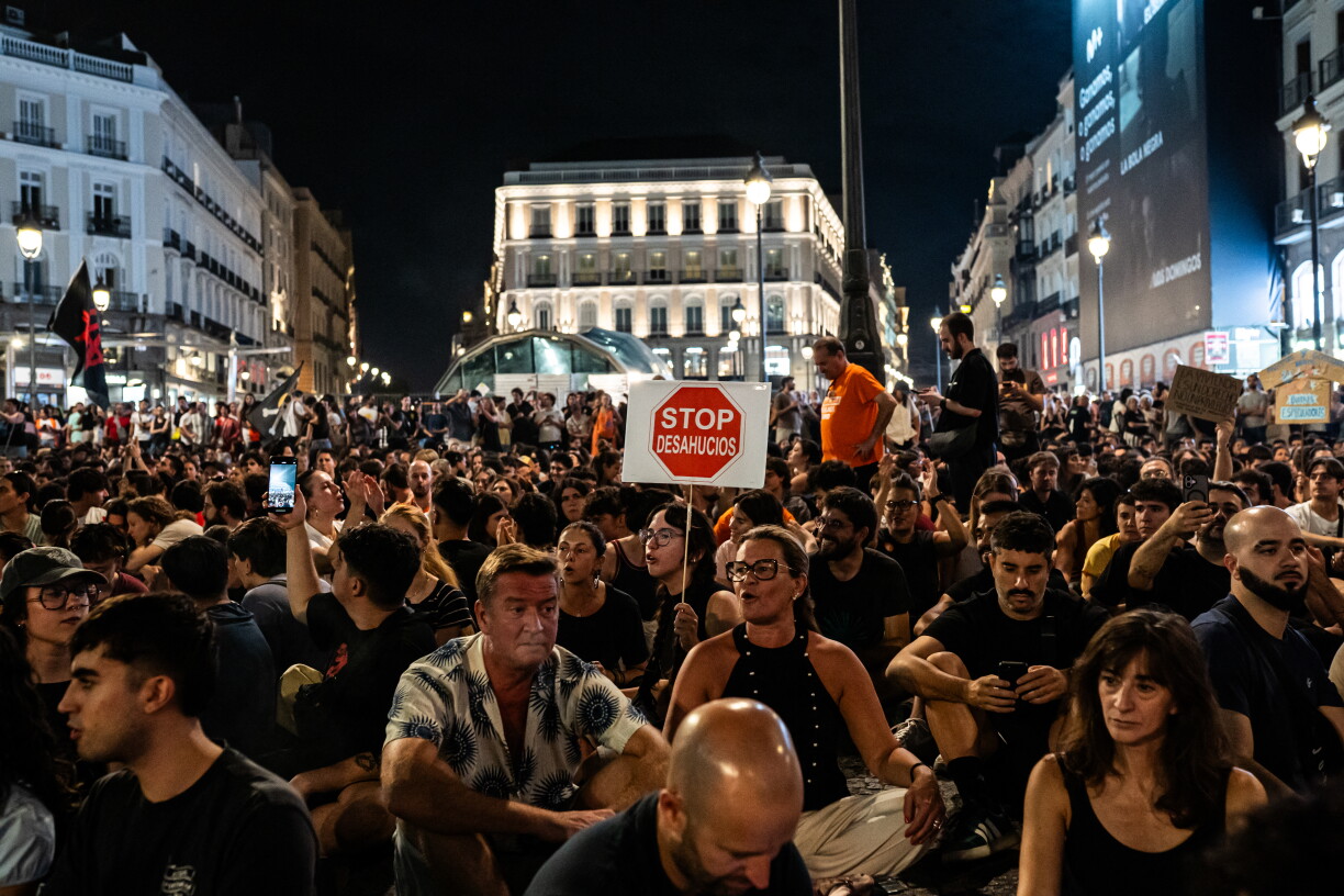 Des dizaines de milliers de personnes ont défilé dans le centre de Madrid, samedi soir, pour protester contre les expulsions et la crise du logement, à la suite de l'expulsion de Maricarmen Abascal.