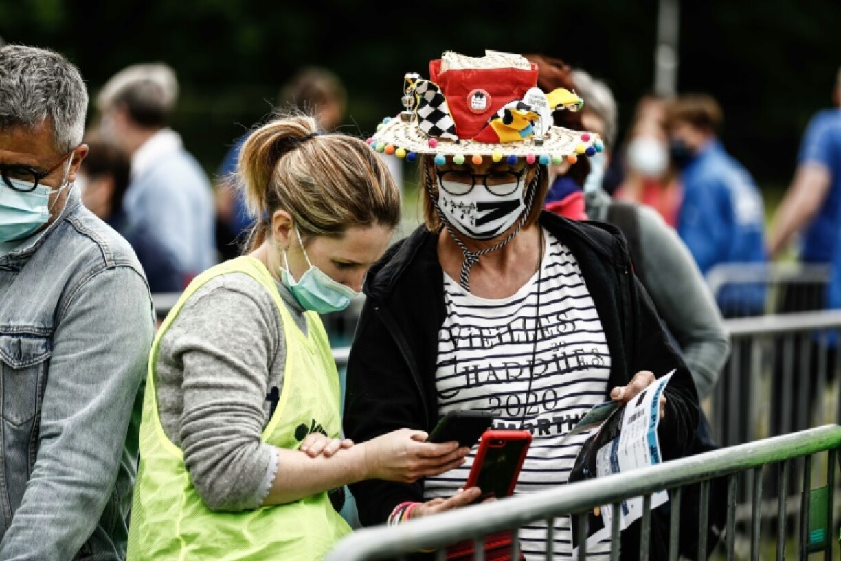 Contrôle du pass sanitaire d'une festivalière au Vieilles Charrues, à Carhaix-Plouguer, dans le Finistère, le 8 juillet 2021