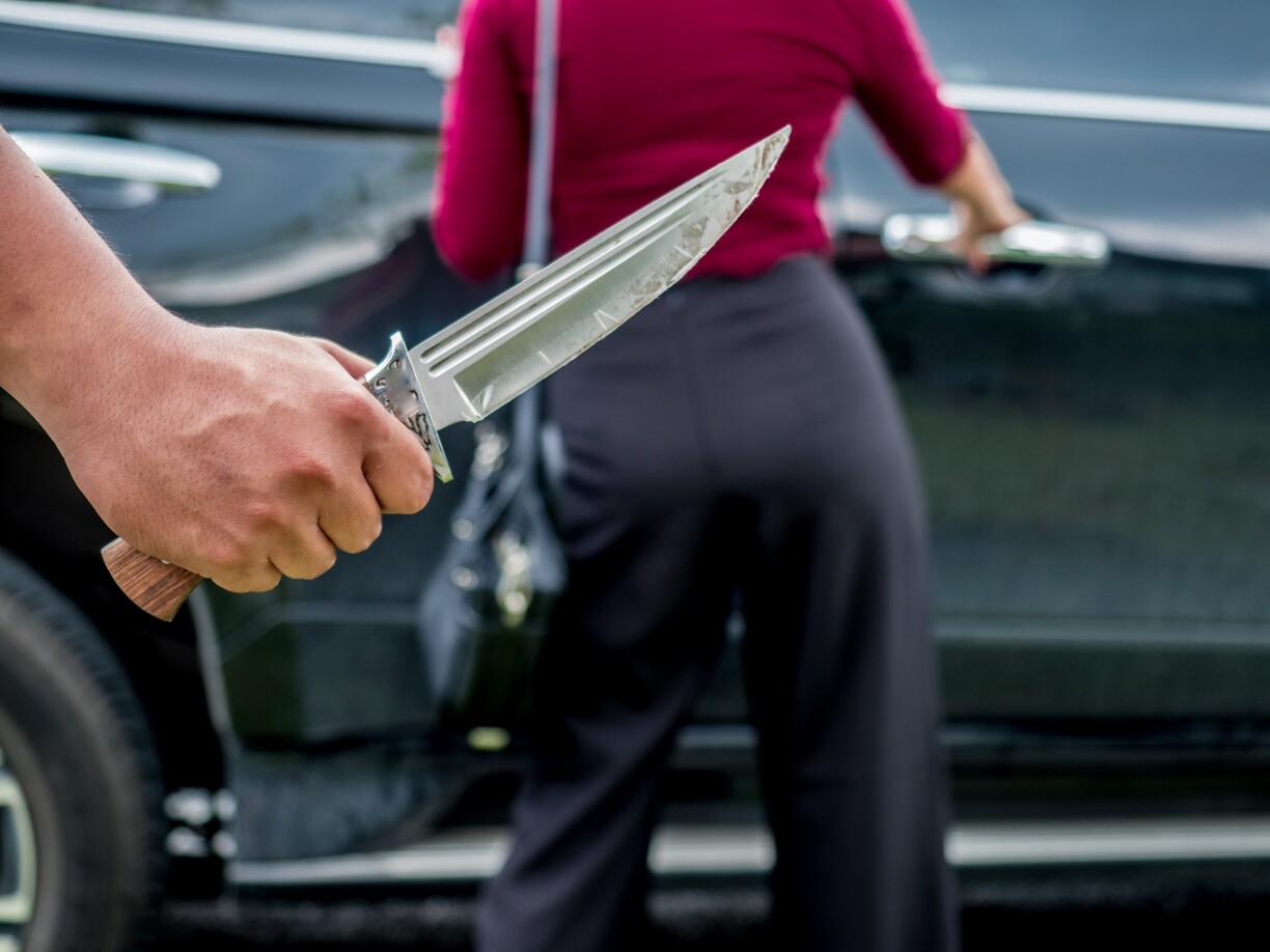 Symbolbild vun engem Iwwerfall bei engem Auto