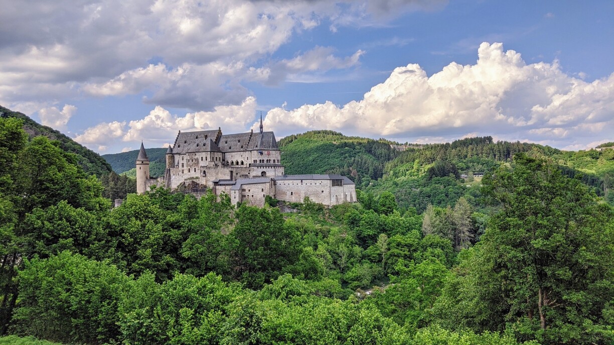 Le château de Vianden est un des sites incontournables à découvrir au Luxembourg.