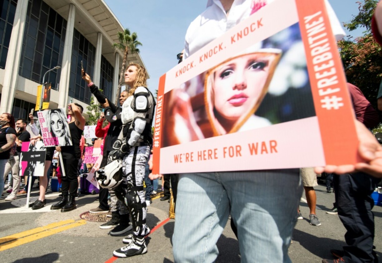 Des fans de Britney Spears rassemblés devant le tribunal de Stanley Mosk, le 29 septembre 2021 à Los Angeles, en Californie