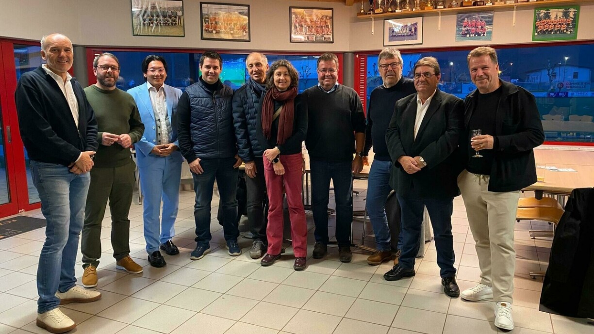 Vertrieder vun der Gemeng hu sech an der Buvette vum FC Ierpeldeng 72 getraff, fir d'Resultat vum Referendum gewuer ze ginn.