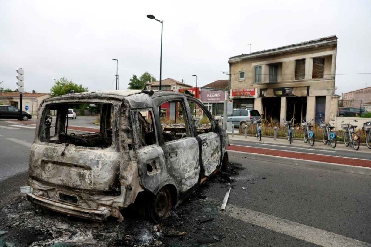 Une voiture brûlée sur la voie publique à Talence, en Gironde, le 1er juillet 2023
