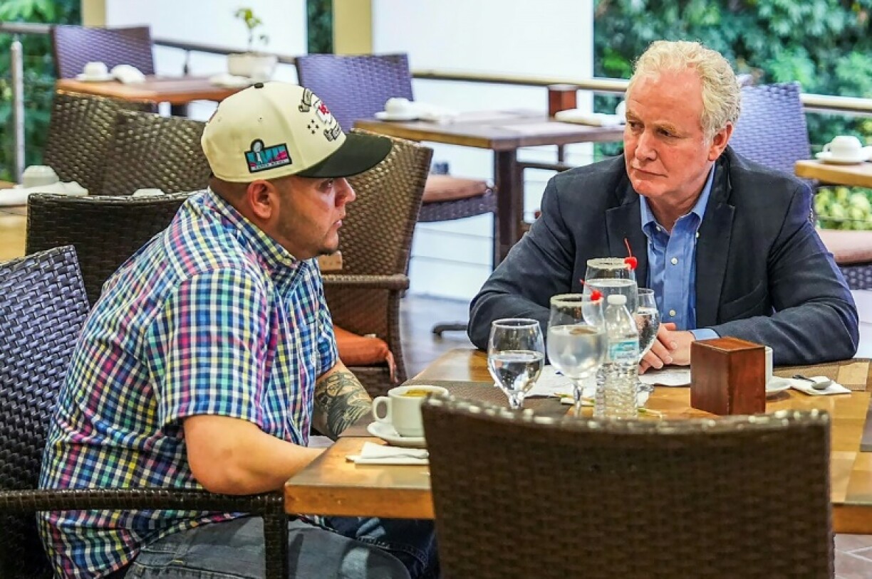 US Senator Chris Van Hollen (R) meets with Salvadoran migrant Kilmar Abrego Garcia on April 17, 2025 in a photo posted on Salvadoran President Nayib Bukele's X account