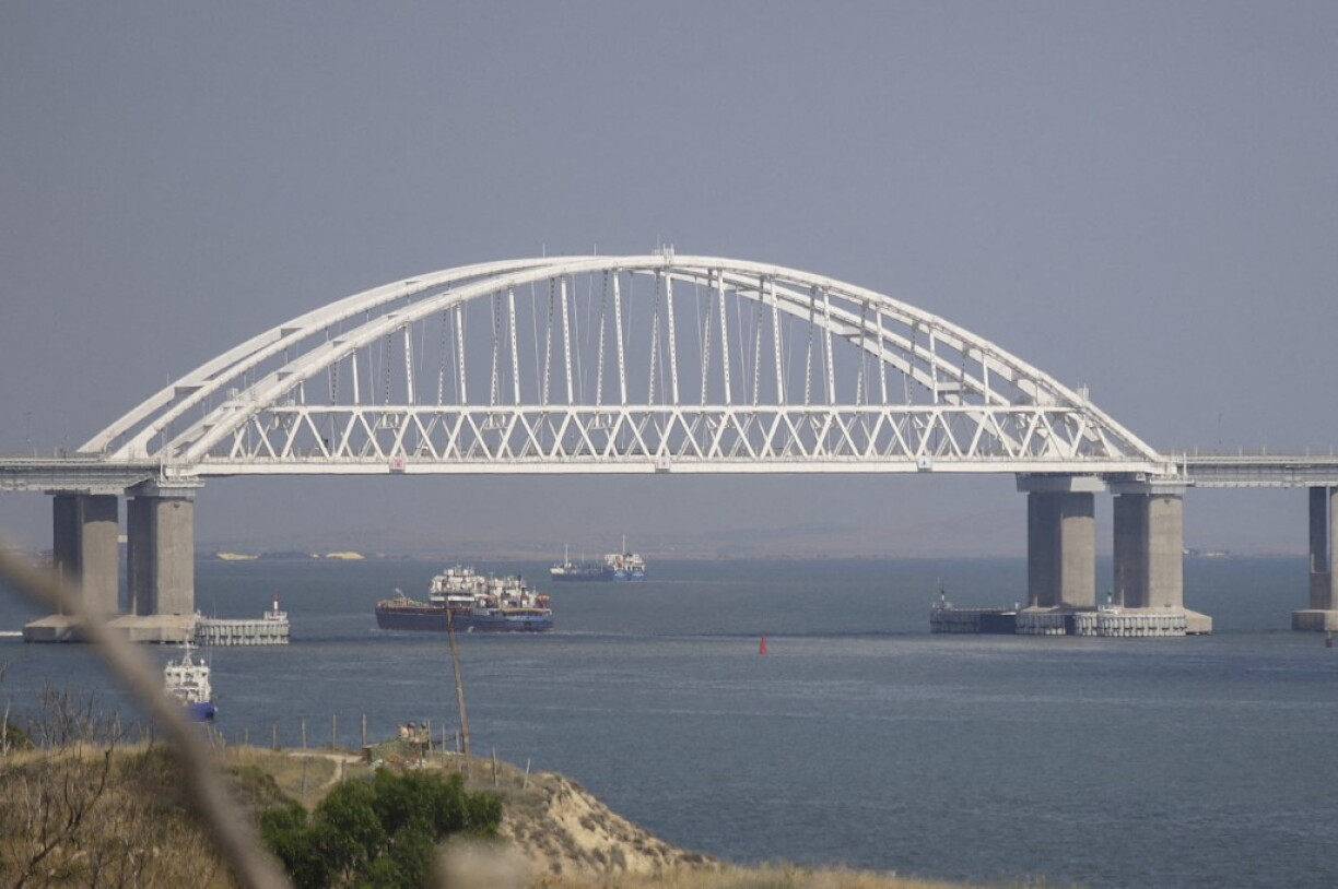 Eng Bréck iwwer d'Mierenkt vu Kerch op der Krim