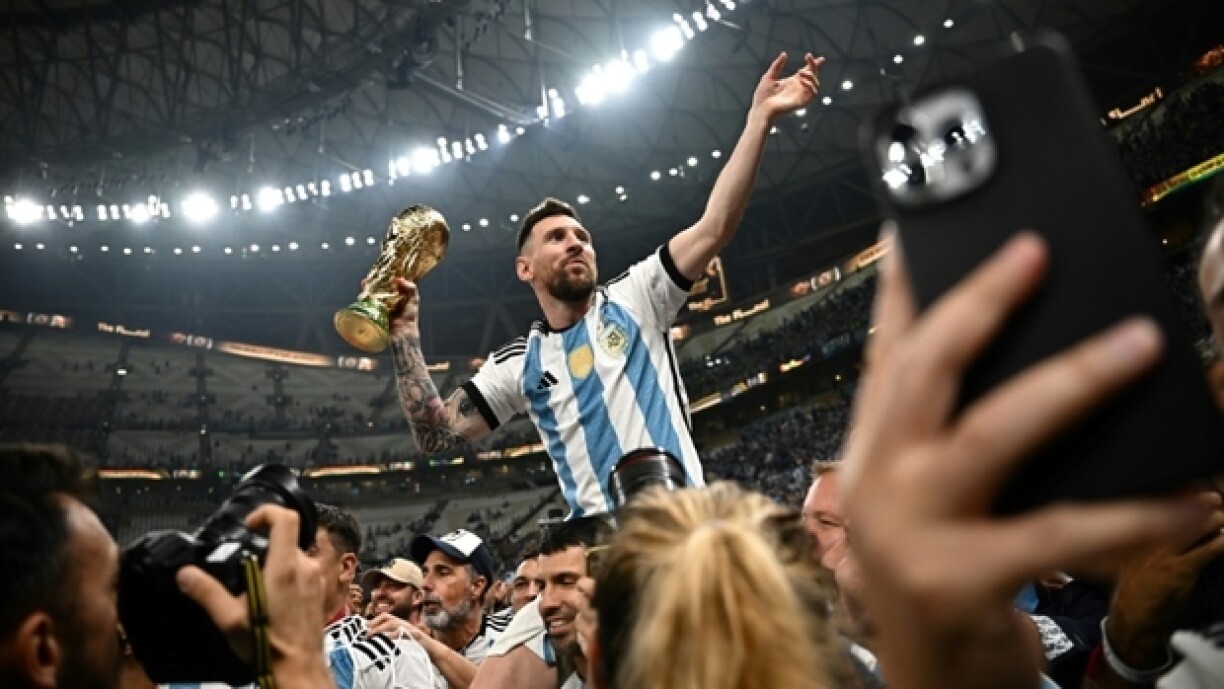 De Lionel Messi konnt am Dezember de WM-Titel fir Argentinien mat Heem huelen.