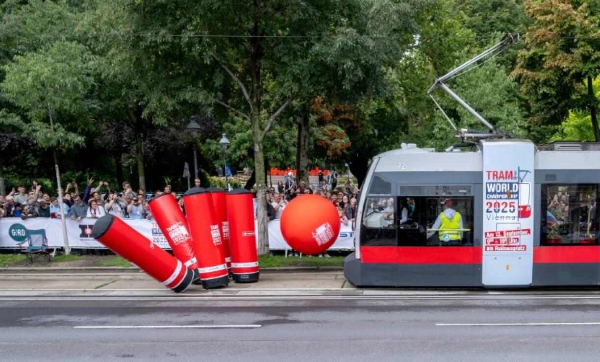 Krisztina Schneider, de l'équipe hongroise, concourt durant le championnat du monde des conducteurs de tramways le 13 septembre 2025 à Vienne