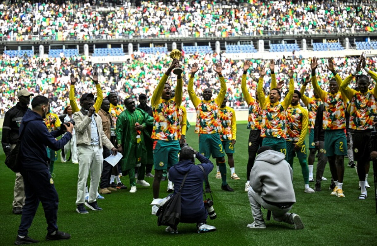 Les joueurs sénégalais célèbrent la Coupe d'Afrique des Nations au Stade de France (Saint-Denis) avant leur match amical contre le Pérou, le 28 mars 2026