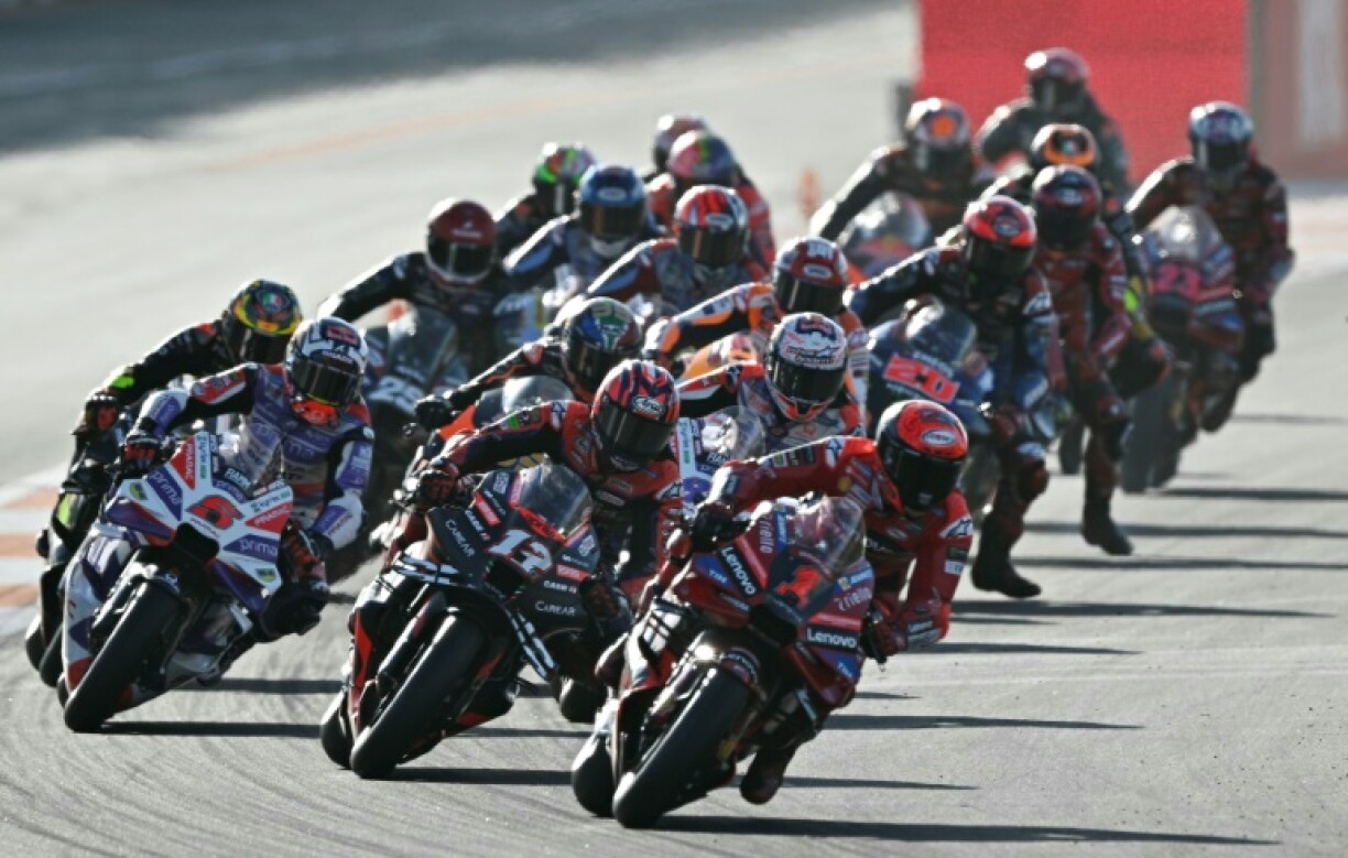 Francesco Bagnaia en tête du peloton à Valence le 25 novembre 2023