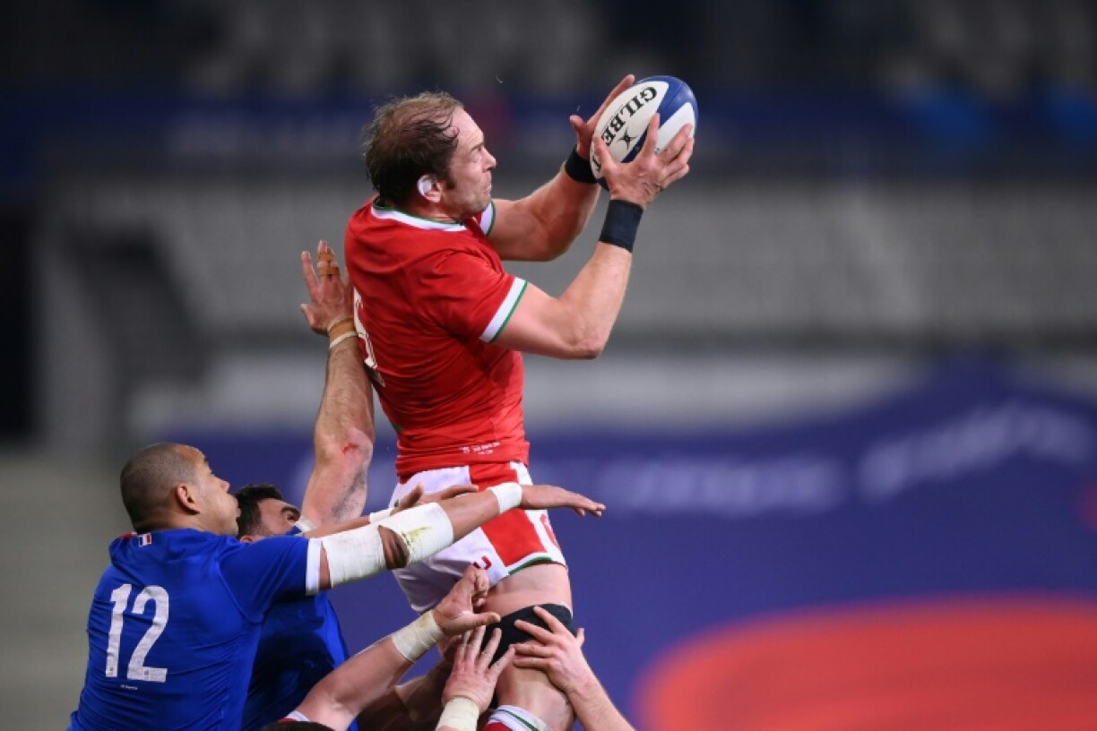 Le Gallois Alun Wyn Jones à la réception d'une touche contre les Bleus au Stade de France, le 20 mars 2021