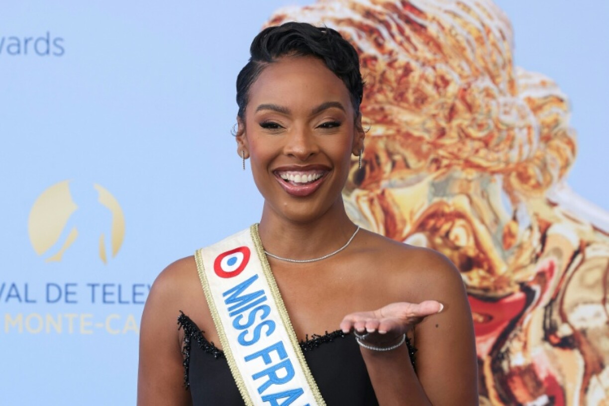 Miss France 2025, Angélique Angarni-Filopon, pose lors d'une cérémonie à Monaco, le 17 juin 2025