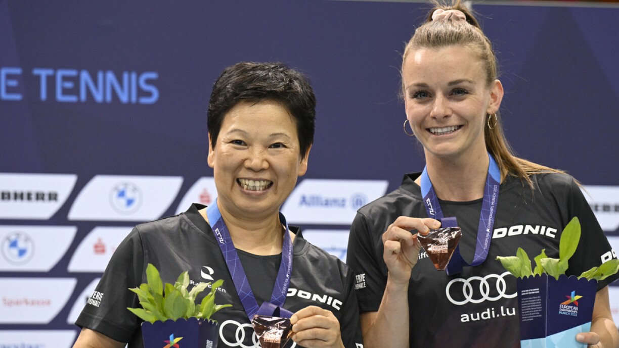 D'Ni Xia Lian an d'Sarah De Nutte no hirer Bronzemedail bei der EM zu München 2022.