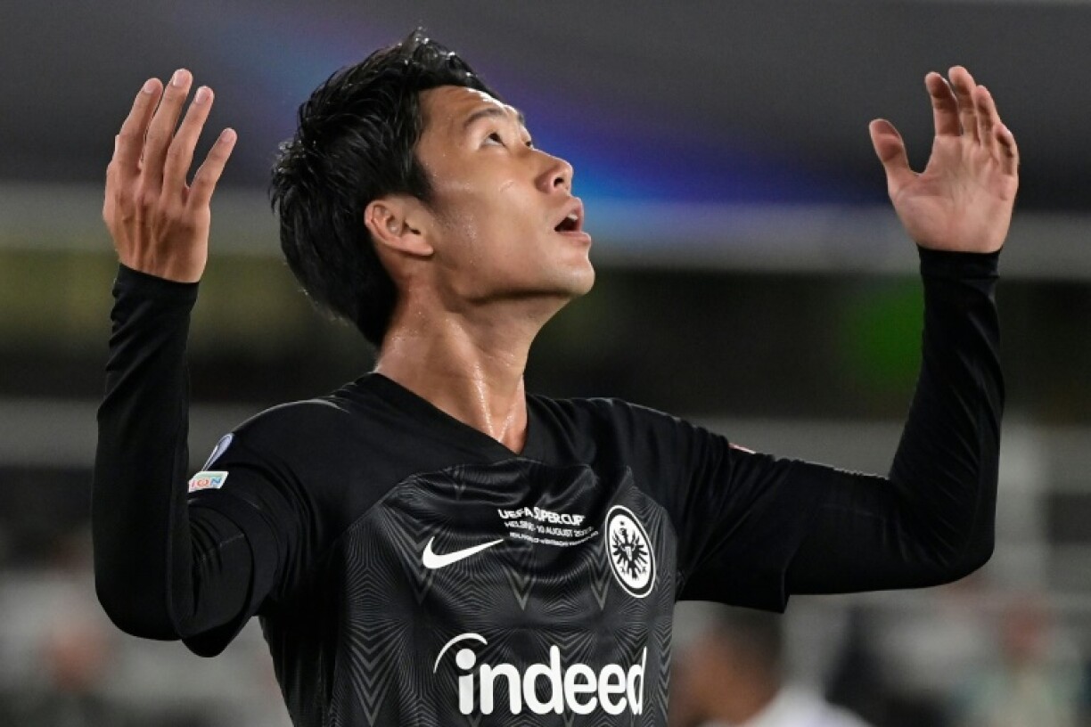 Le milieu japonais de l'Eintracht Francfort Daichi Kamada réagit après avoir raté une occasion de but face au Real Madrid en Supercoupe de l'UEFA le 10 août 2022 à Helsinki en Finlande