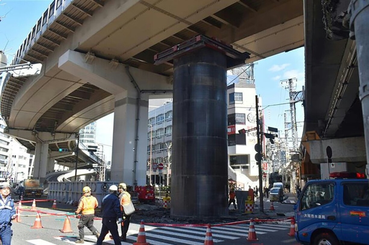 Photo prise le 11 mars 2026 à Osaka d'un cylindre sorti mystérieusement de terre