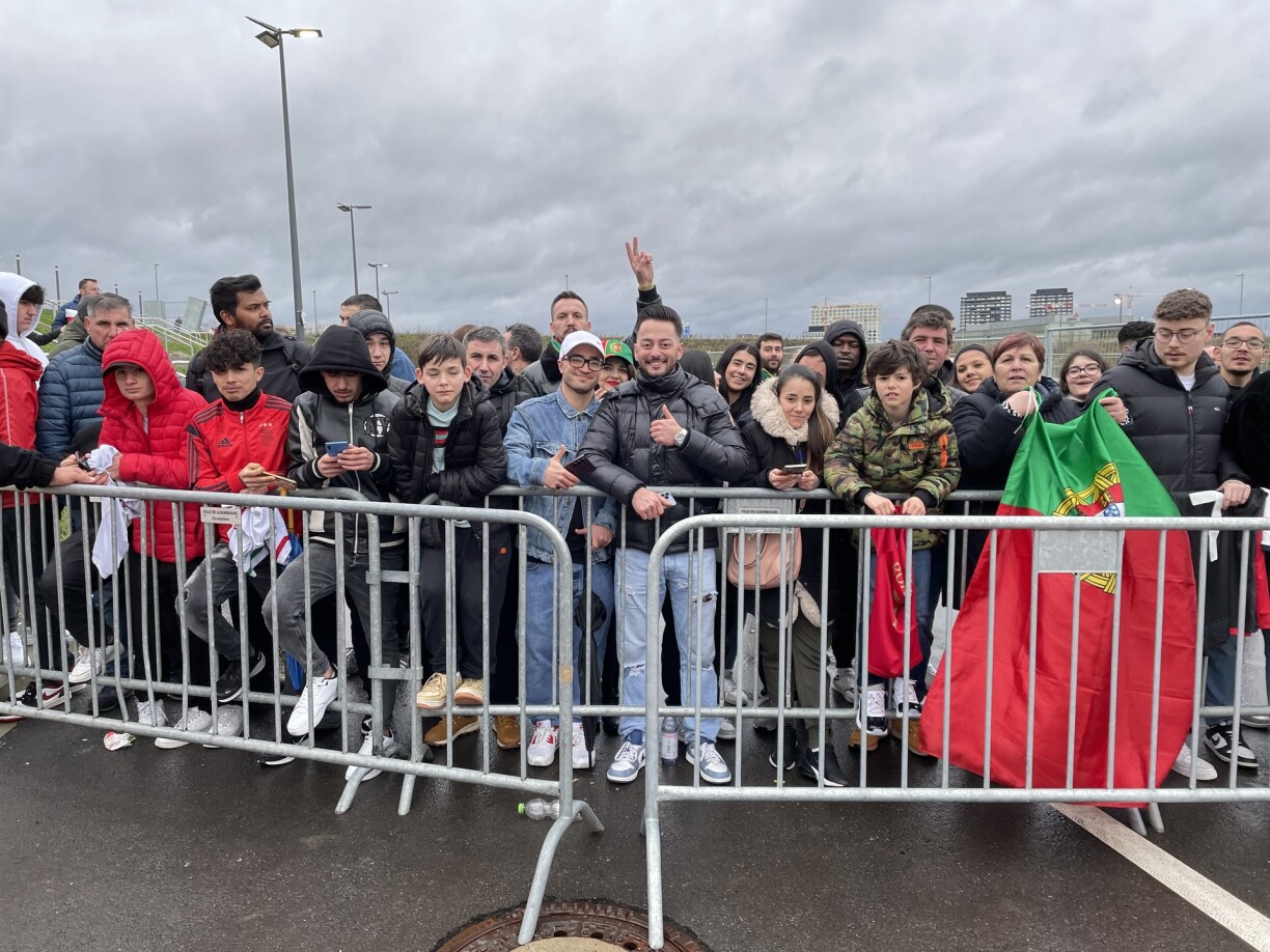 Fans waarden op déi portugisesch Nationalekipp.