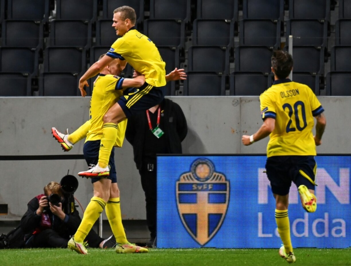 La joie du milieu de terrain suédois, Viktor Claesson, après avoir marqué le 2e but face à l'Espagne, lors des qualifications pour le Mondial-2022 au Qatar, le 2 septembre 2021 à Solna