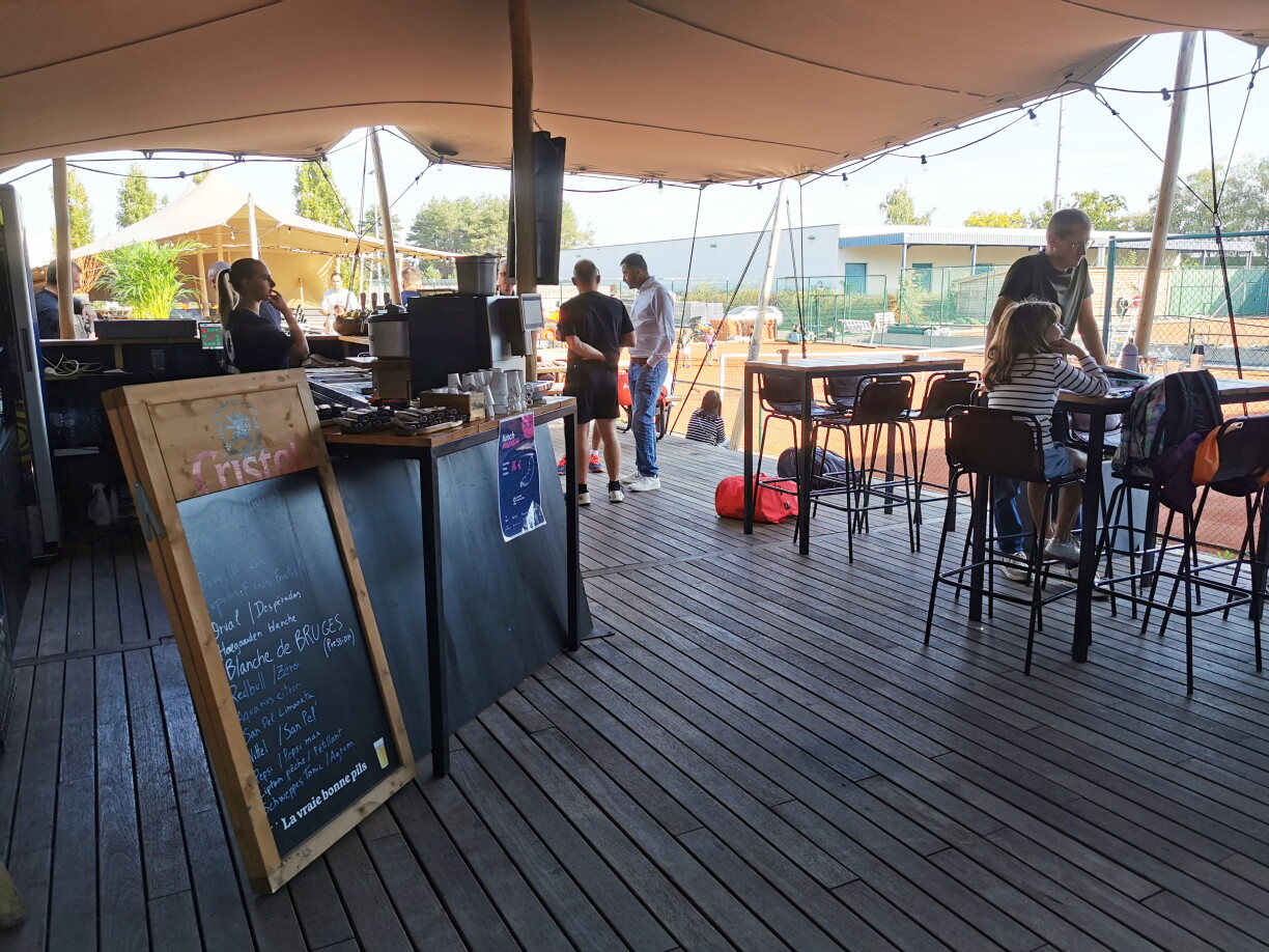 C’est ici, sur la terrasse du Tero Padel Club Garisart à Arlon, que les matchs de padel se prolongent souvent autour de grands buffets et barbecues pour des événements d’entreprise.
