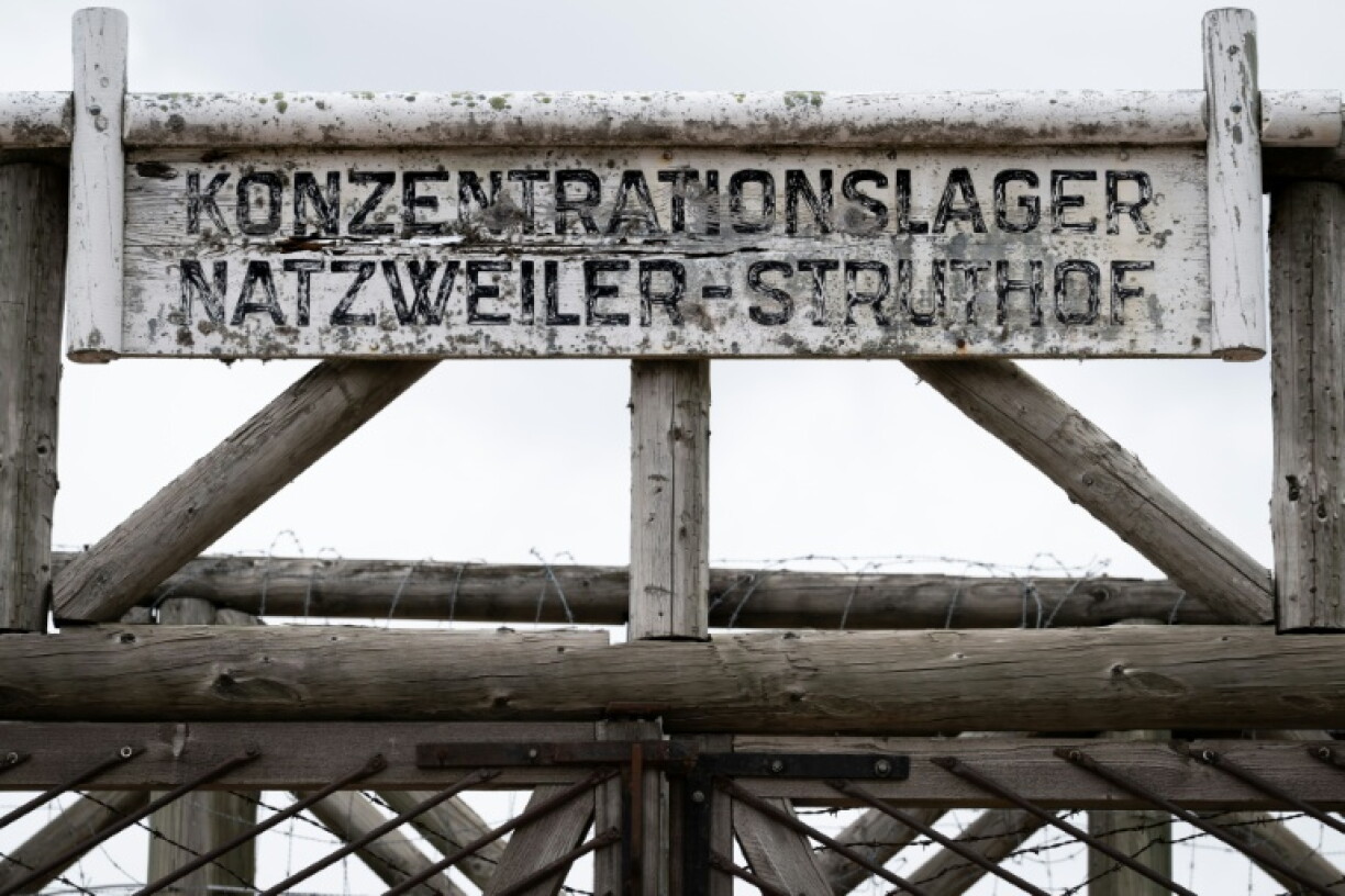 Un panneau annonçant le camp de concentration Natzweiler-Struthof à l'entrée du camp de Natzwiller, dans le Bas-Rhin, le 4 juin 2026