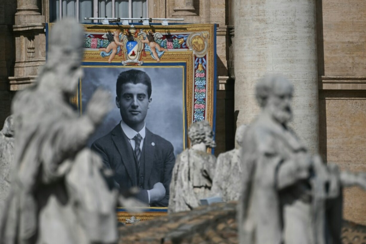 Un portrait du défunt étudiant laïc Pier Giorgio Frassati sur la façade de la basilique Saint-Pierre lors de la messe et de la canonisation du bienheureux Carlo Acutis et de Pier Giorgio Frassati, place Saint-Pierre au Vatican, le 7 septembre 2025
