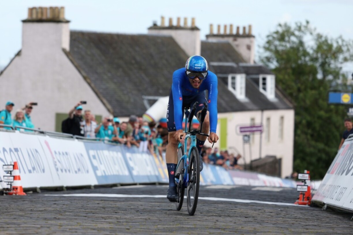 L'Italien Filippo Ganna, médaille d'argent, franchit la ligne d'arrivée du contre-la-montre des Mondiaux de cyclisme, le 11 août 2023 à Stirling