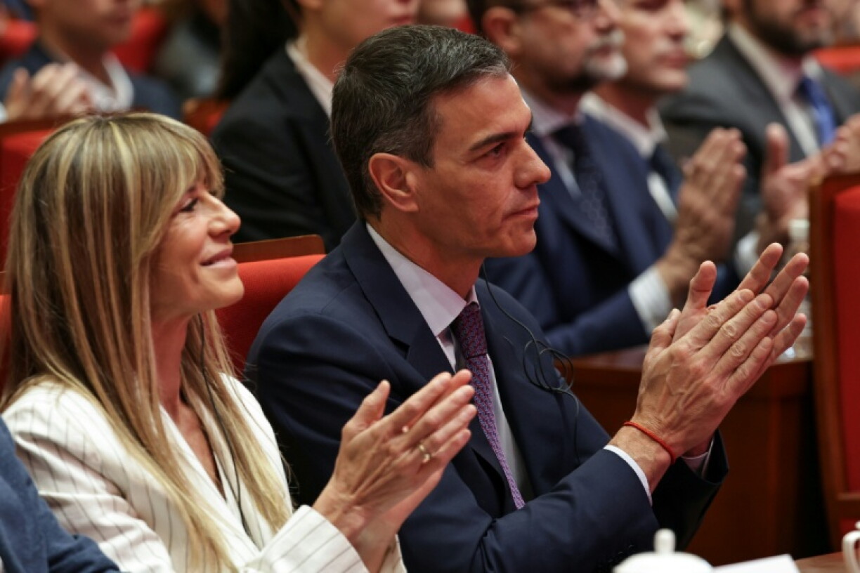 Le Premier ministre espagnol Pedro Sanchez et son épouse Begoña Gómez à Pékin, le 13 avril 2026 en Chine