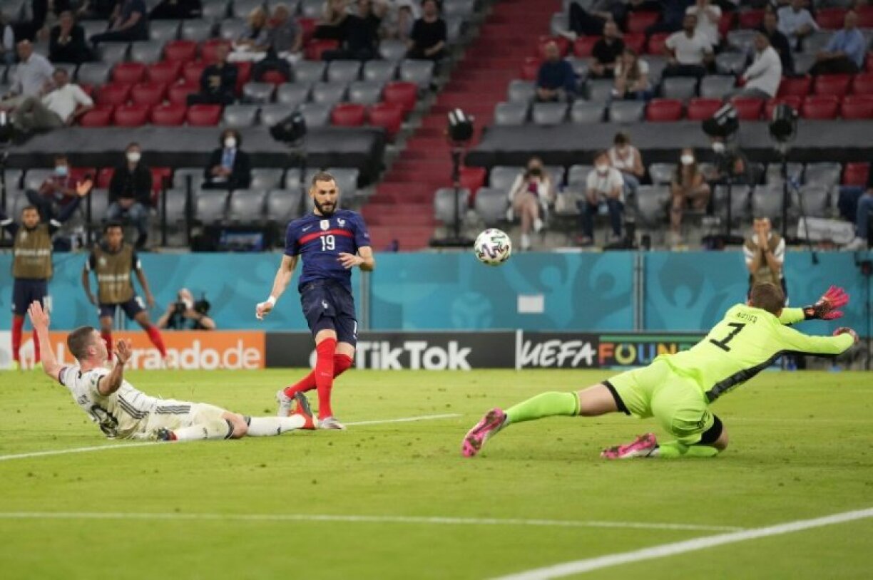 L’attaquant français Karim Benzema marque un but face au gardien de but allemand Manuel Neuer, refusé pour hors-jeu après recours à l'assistance vidéo, lors de leur match (groupe F) de l’Euro 2020, le 15 juin 2021 à Munich