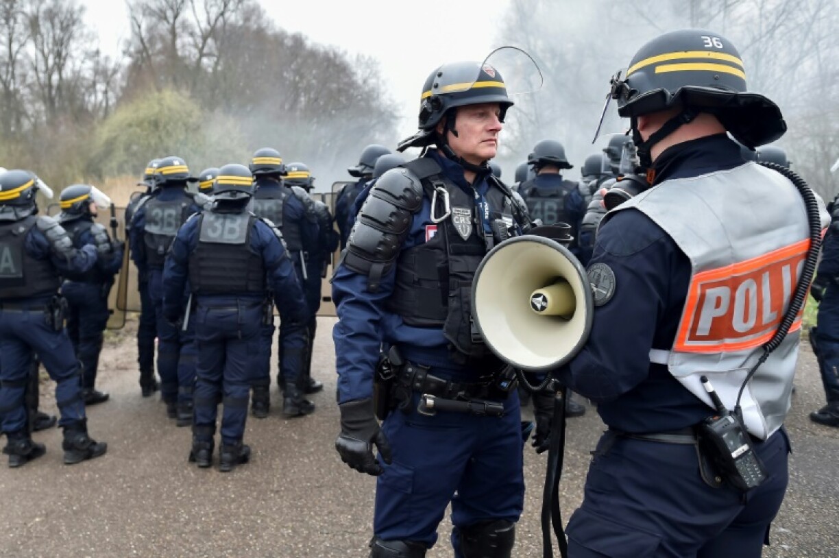 Des membres de la CRS 36, basée à Châtel Saint-Germain, au sud de Metz, s'entraînent sur le terrain du 3e Régiment de Hussards le 23 février 2023 à Metz