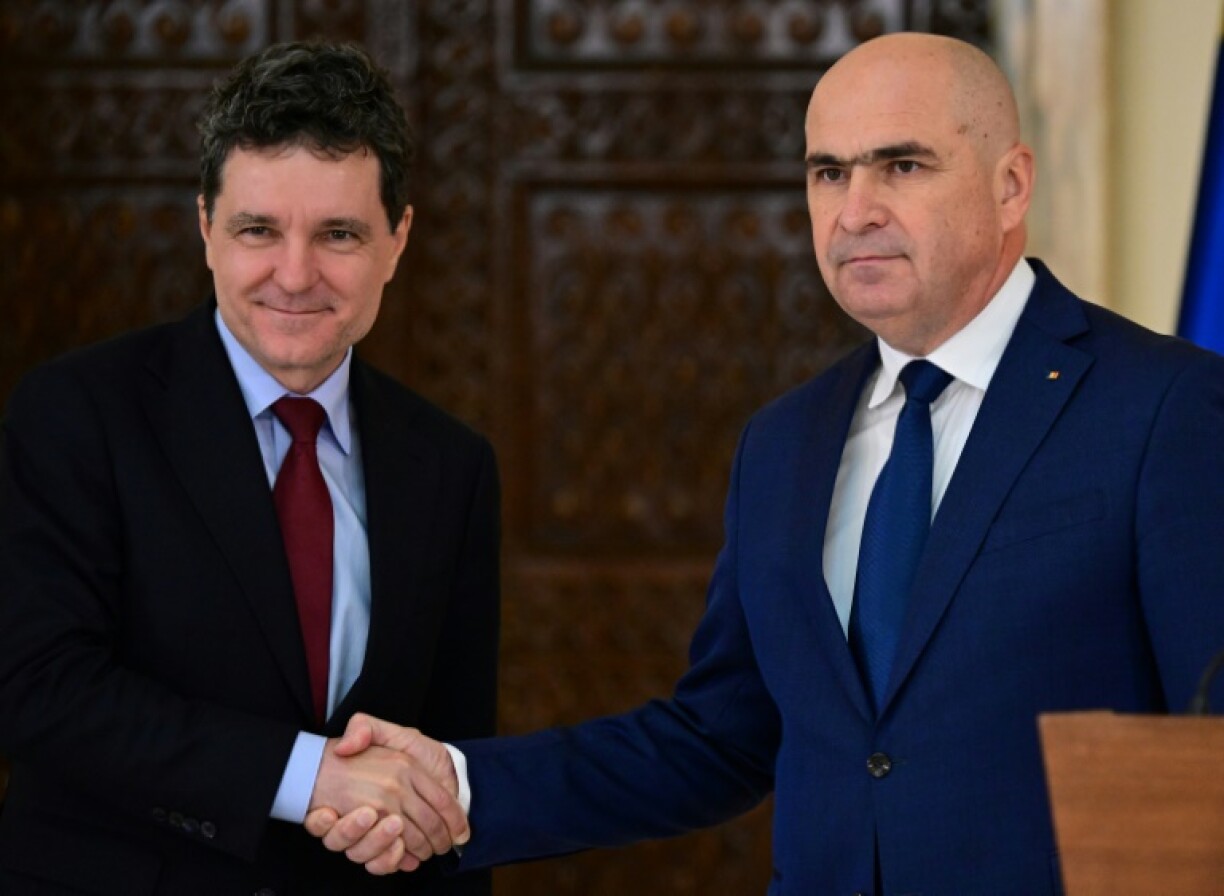 Nicusor Dan (L) said Ilie Bolojan (R) was 'best placed' to push through reform