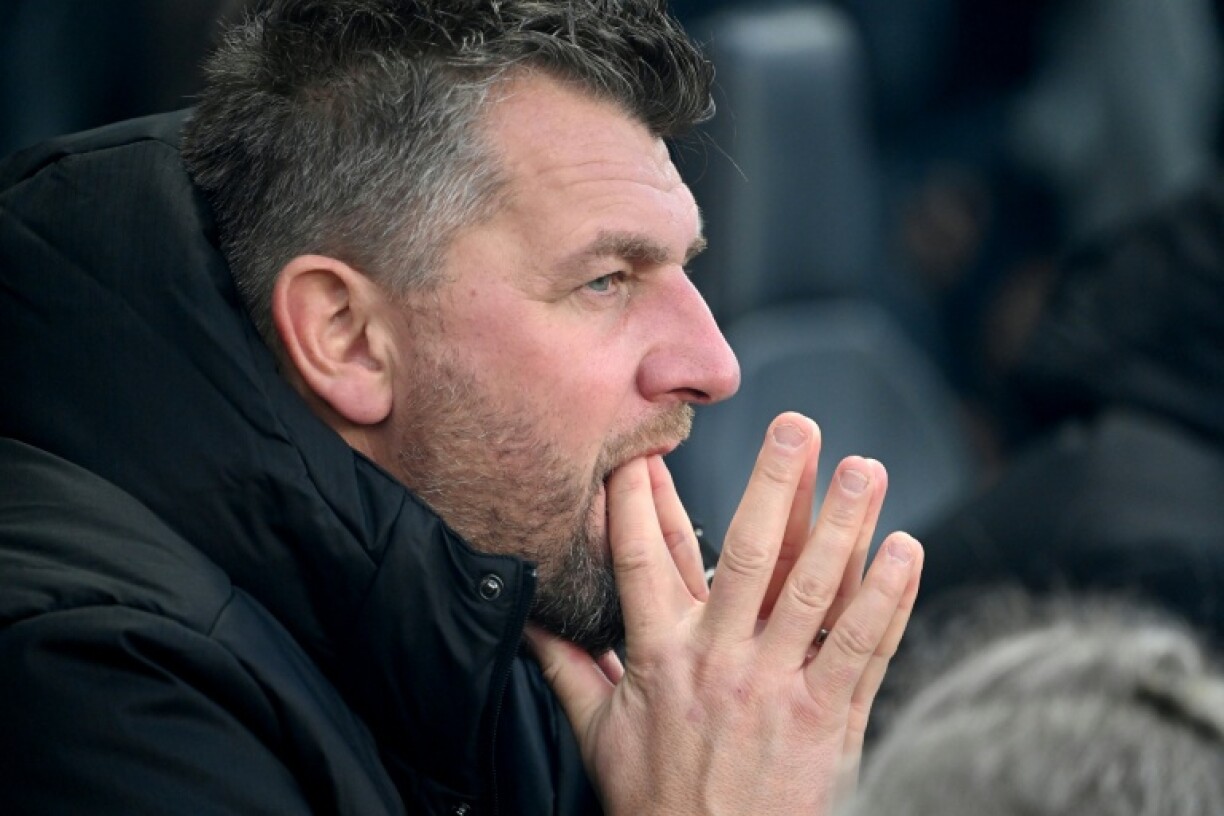 L'entraîneur de Lens Pierre Sage lors du match de Ligue 1 contre Angers, le 30 novembre 2025